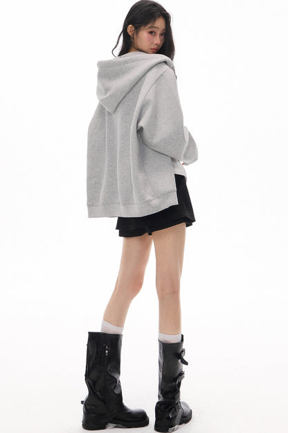 Ensemble cardigan-veste à capuche gris à manches longues et short noir