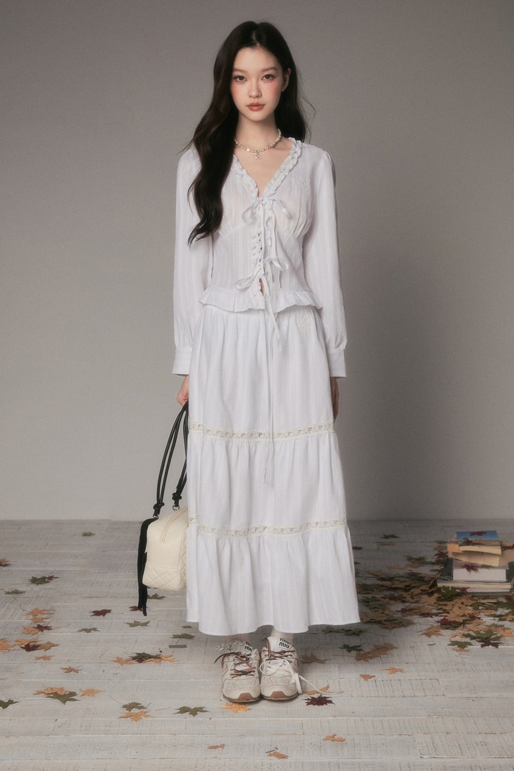 Camicia a maniche lunghe con scollo a V in pizzo e laccetto