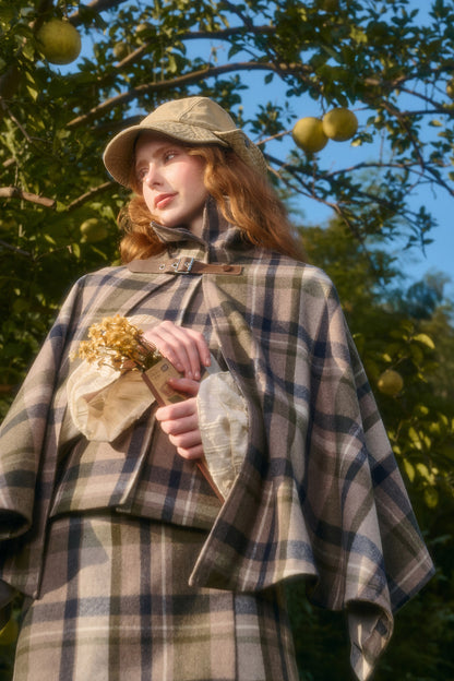 Ensemble avec cape à carreaux amovible, gilet et jupe trapèze