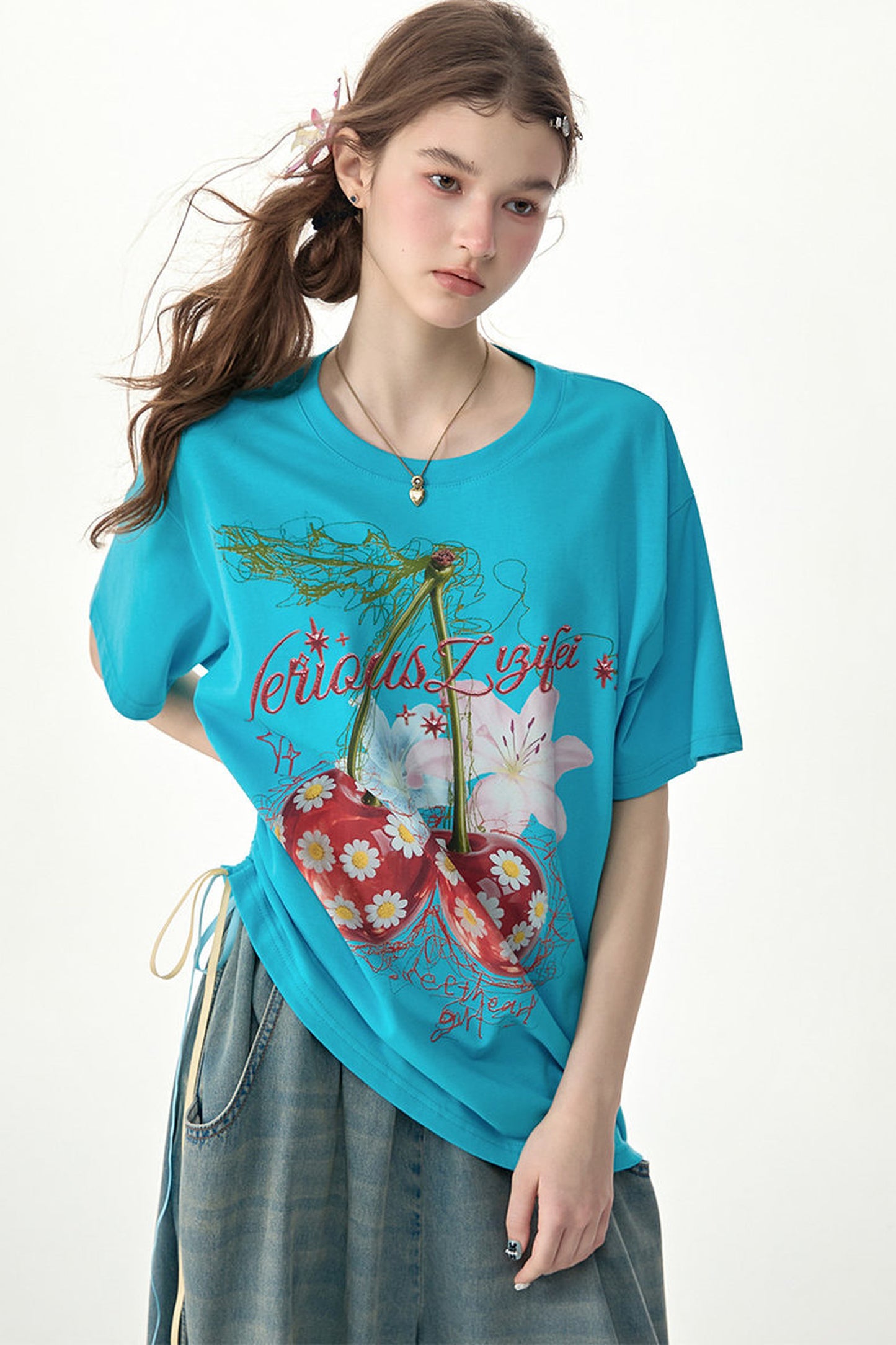 Blaues Baumwoll-T-Shirt mit Kirsch- und Gänseblümchenmuster