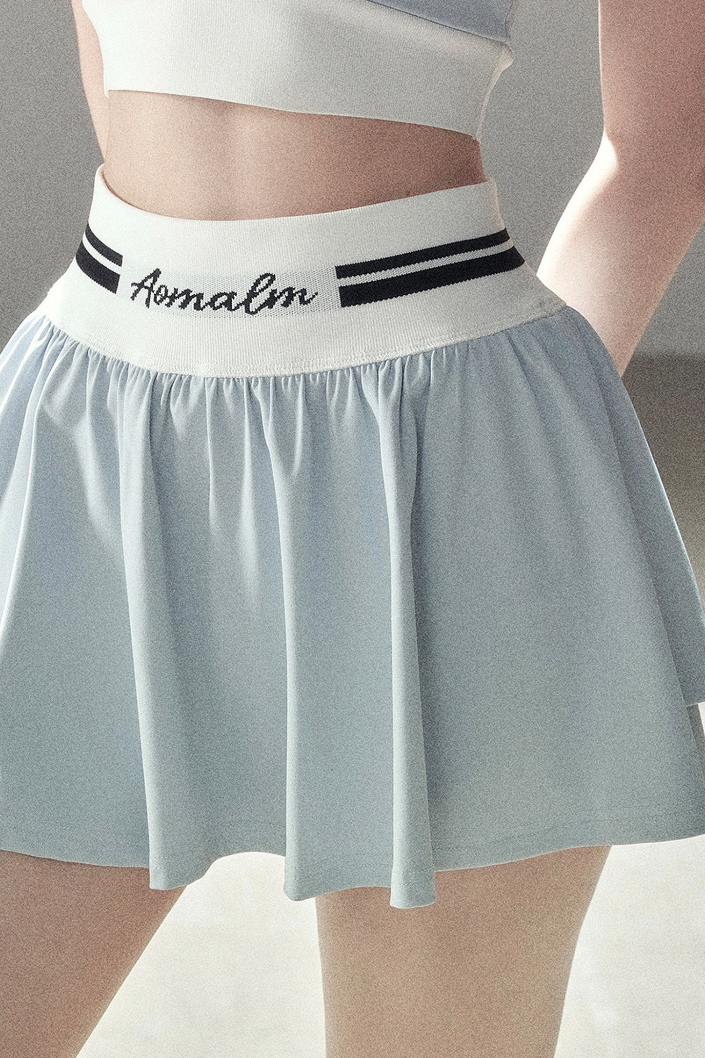 Set aus Sport-Crop-Top und kurzem Rock im amerikanischen Stil