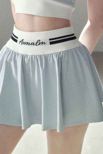 Set aus Sport-Crop-Top und kurzem Rock im amerikanischen Stil