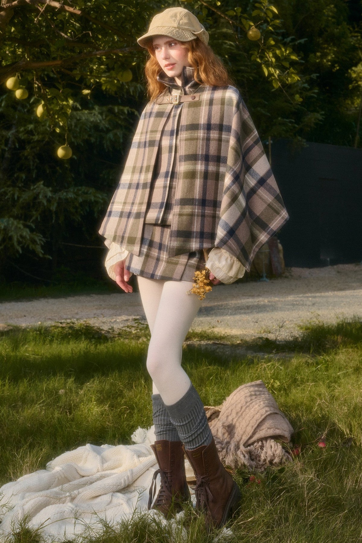 Ensemble avec cape à carreaux amovible, gilet et jupe trapèze