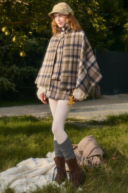 Ensemble avec cape à carreaux amovible, gilet et jupe trapèze