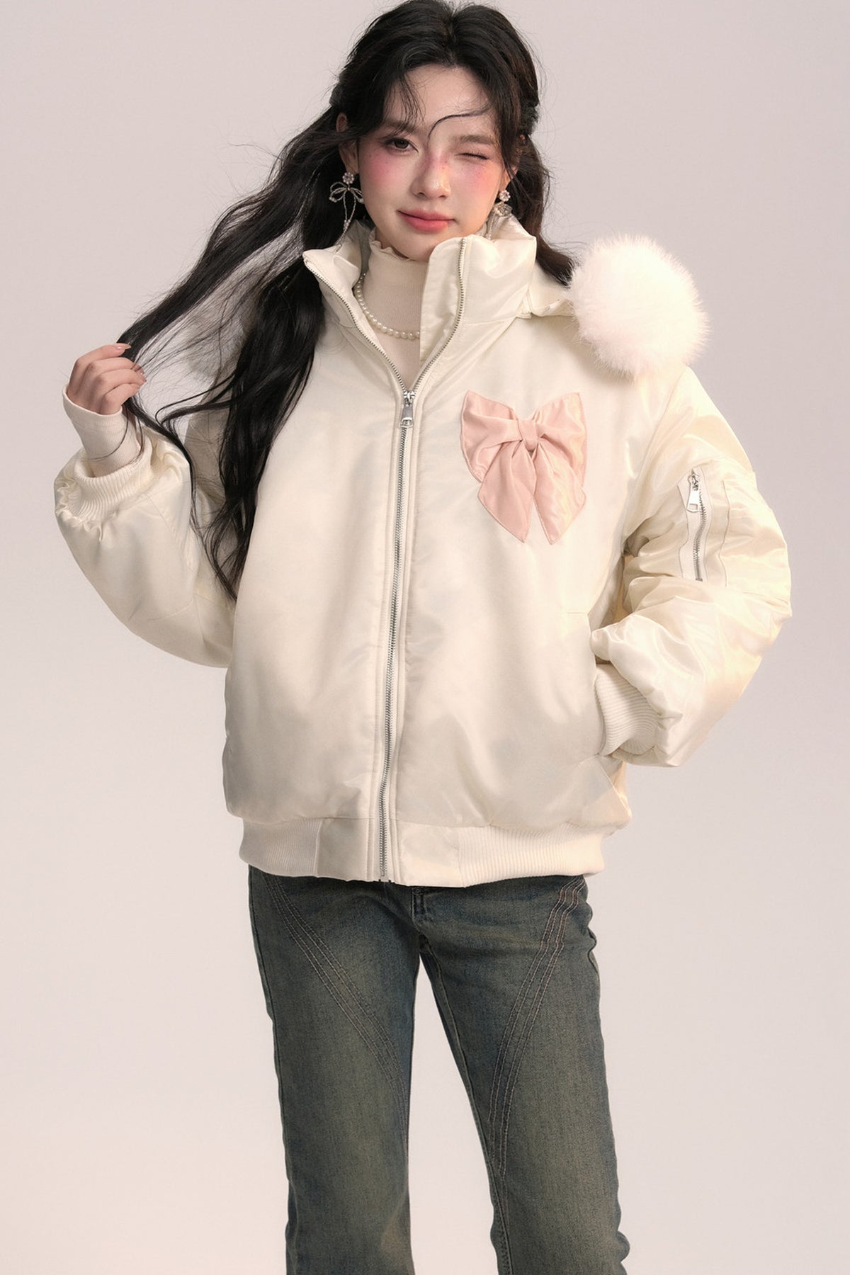 Chaqueta bomber con capucha de pelo y lazo