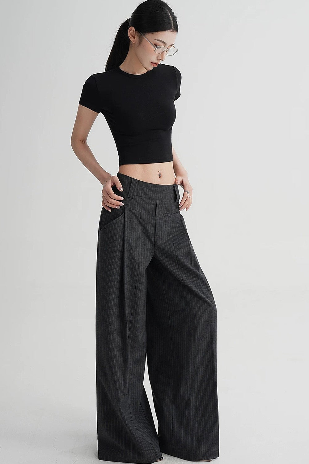 Hoch taillierte gestreifte Hose mit weitem Bein
