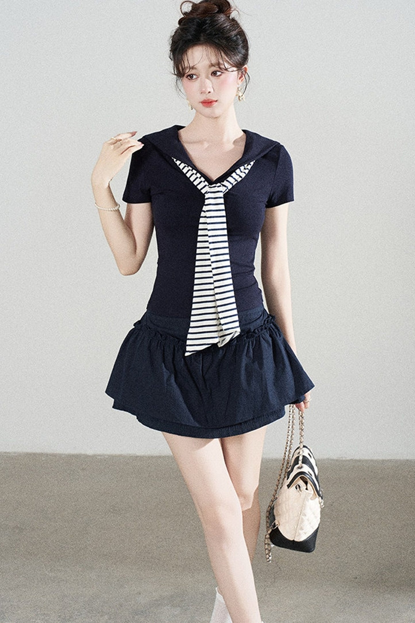Ensemble tee-shirt châle à manches courtes en maille bleu marine et jupe