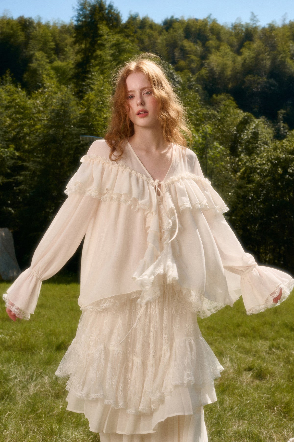 Ensemble avec haut en dentelle à col V et jupe à volants