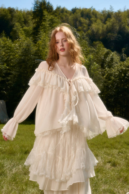 Ensemble avec haut en dentelle à col V et jupe à volants