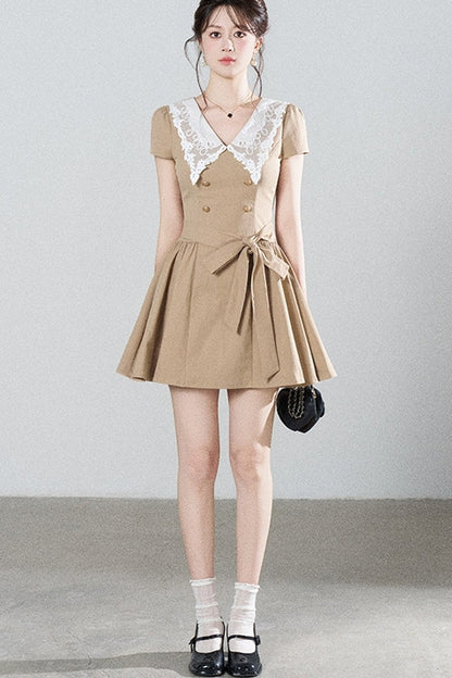 Spitzenkleid in A-Linie mit Bubikragen