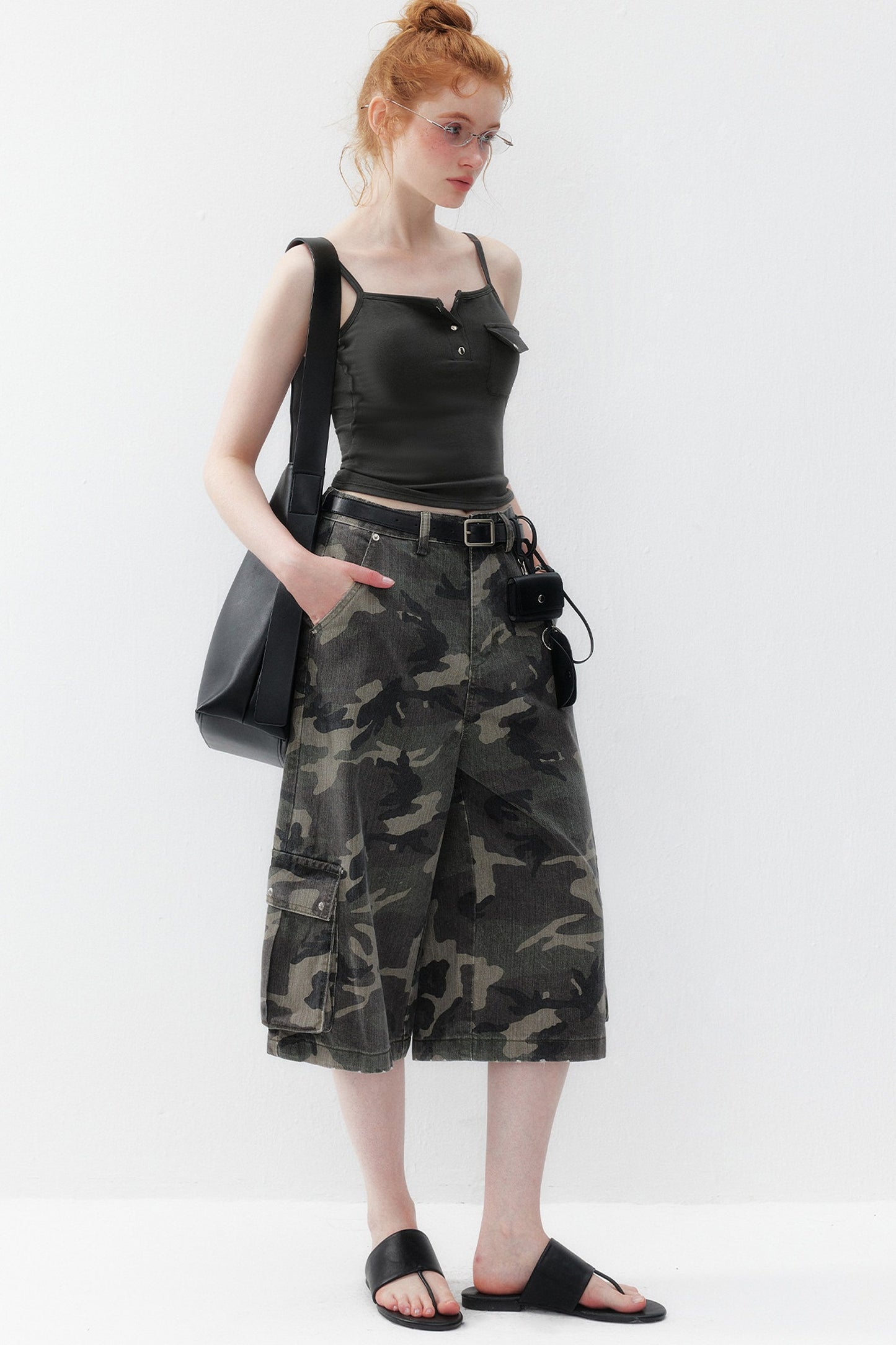 Camouflage-Denimhose mit weitem Bein