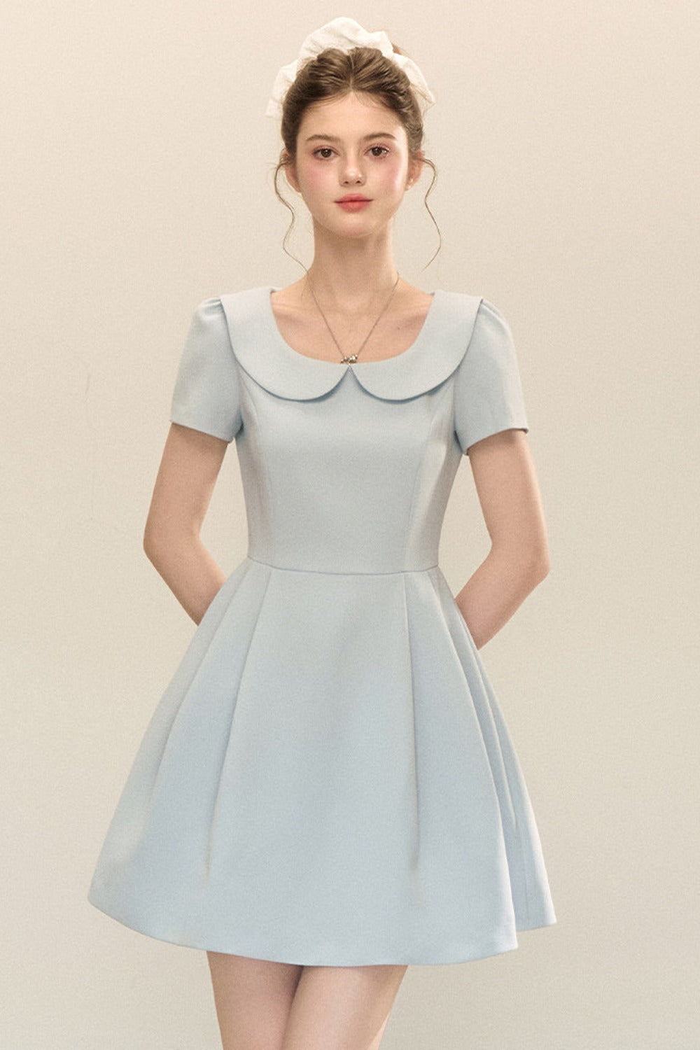 Kurzärmeliges A-Linien-Kleid mit Bubikragen und Puffärmeln