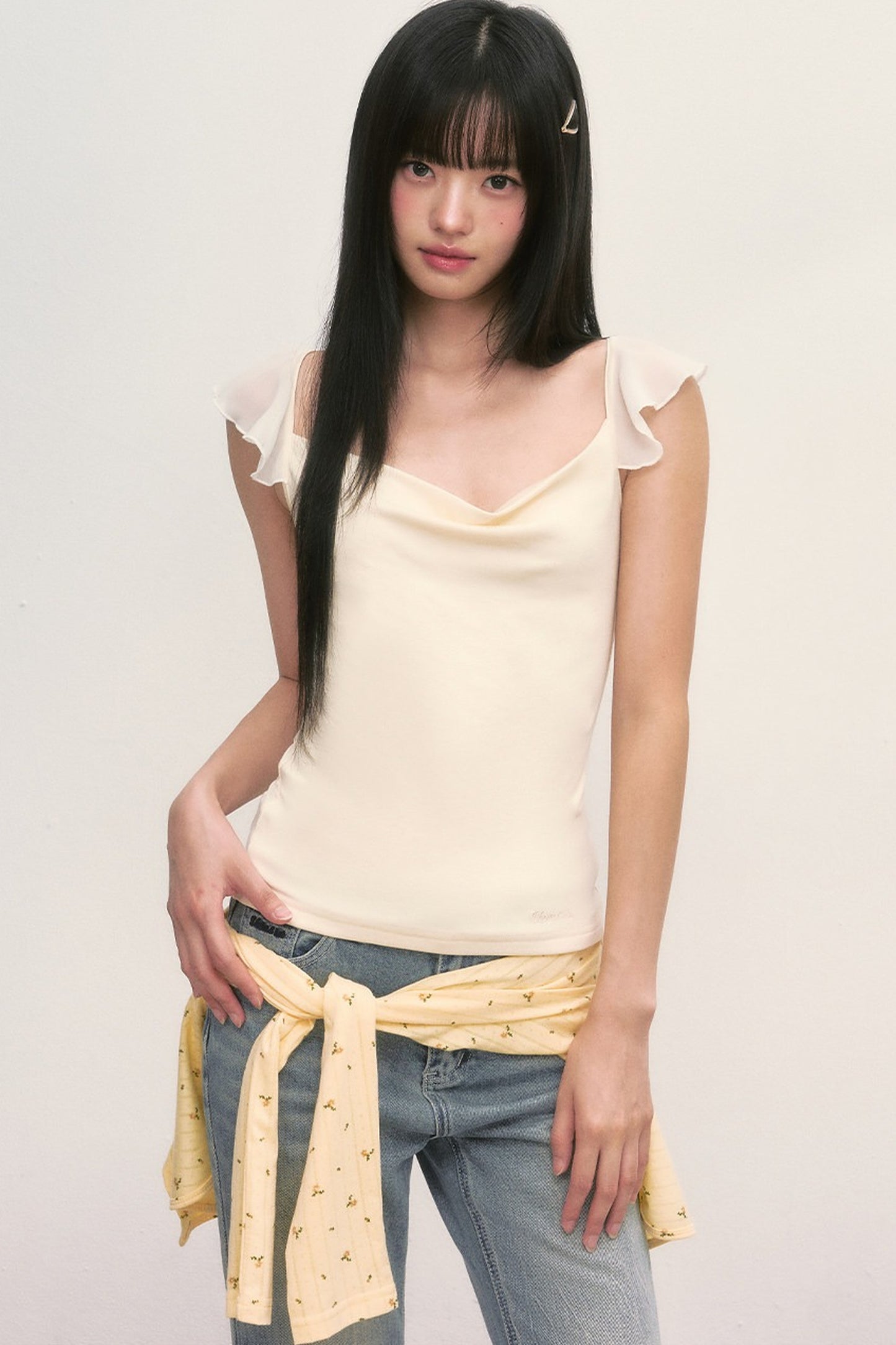Top con cuello drapeado y mangas con volantes
