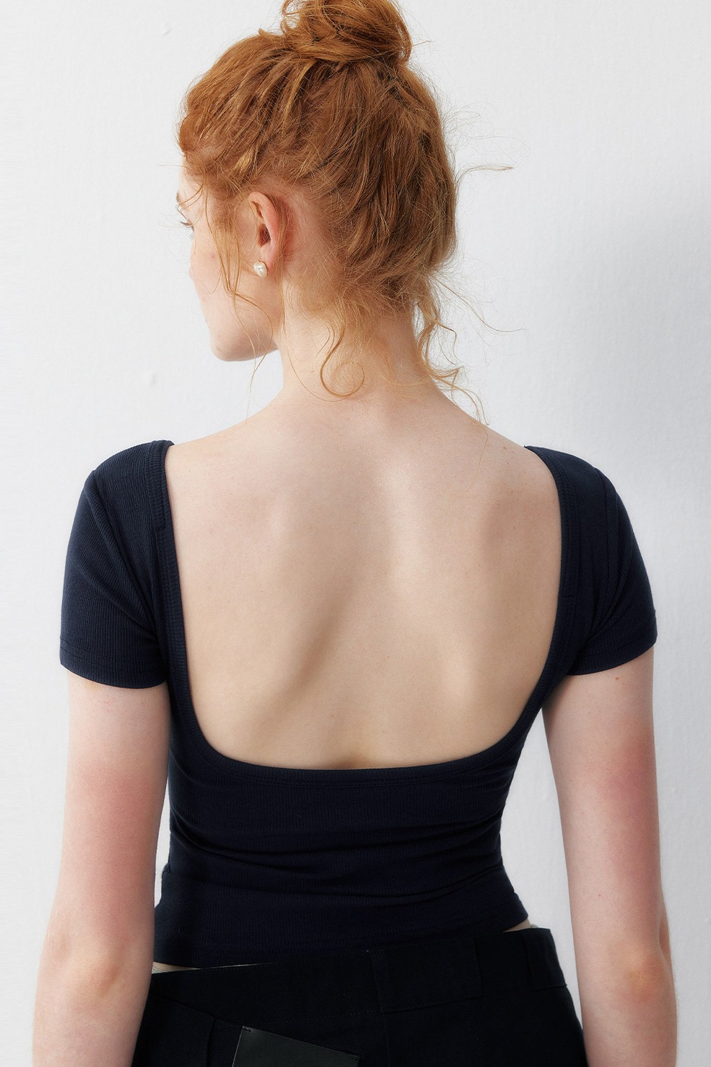 Maglia corta blu navy a coste con collo in maglia