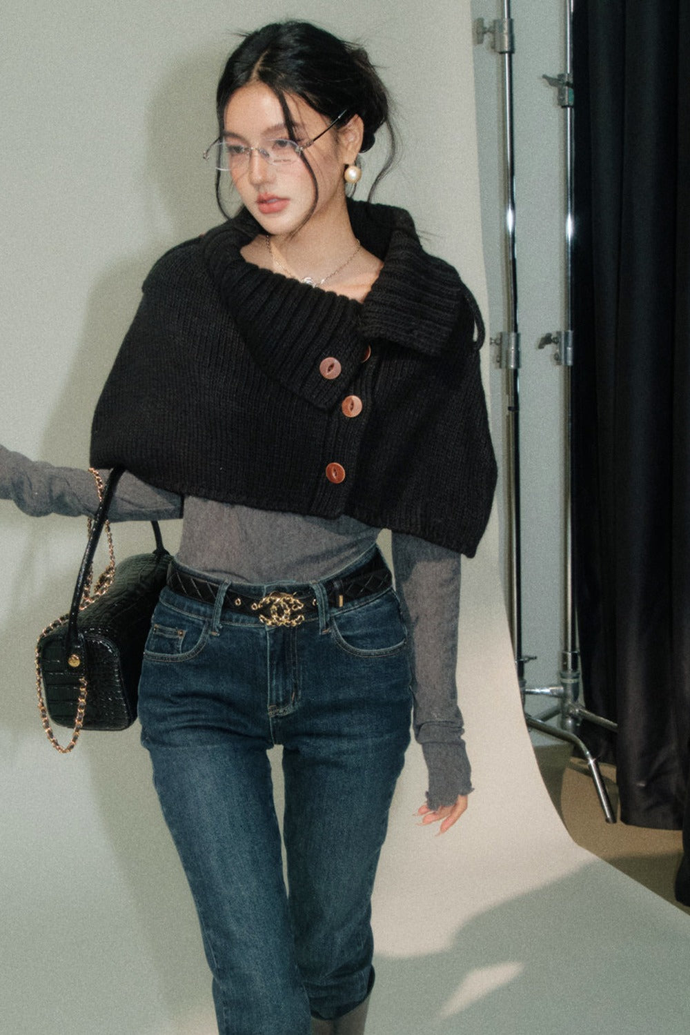 Completo mantella in maglia con revers asimmetrico e pantaloni