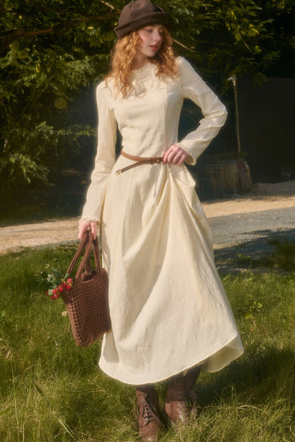Langes Kleid mit Taillenschleife und Stickerei