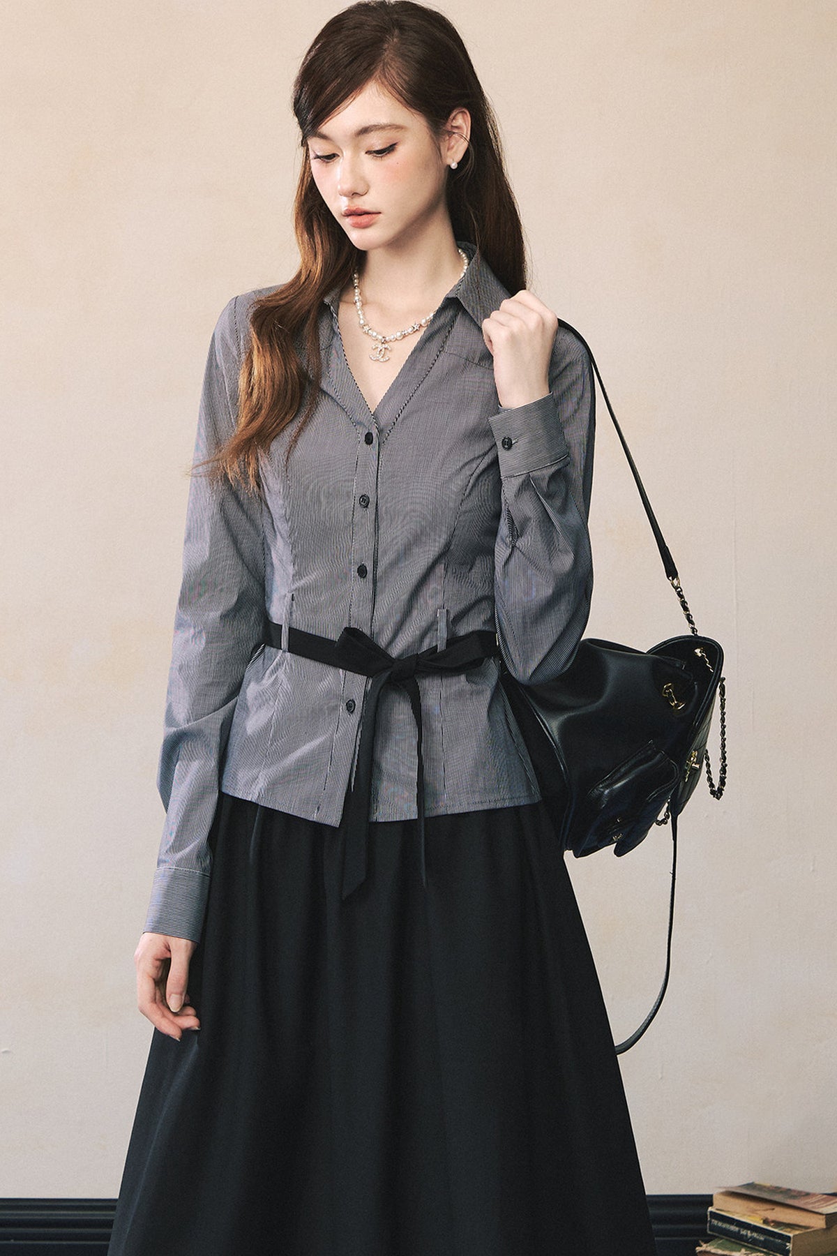 Camicia a maniche lunghe con scollo a V e vita annodata