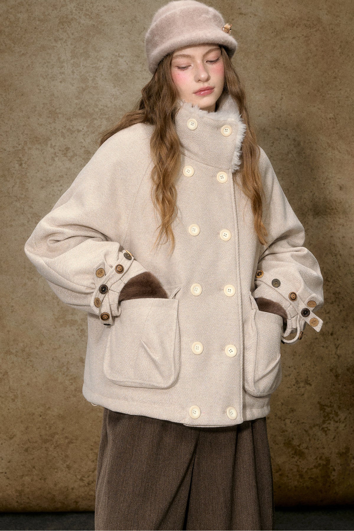 Kurze Daunenjacke mit Color-Blocking und Pelzkragen