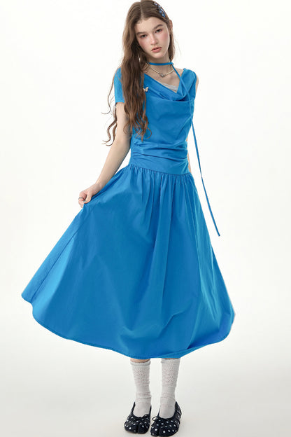 Blaues langes Kleid mit Wasserfallausschnitt