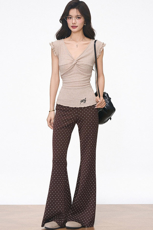 Conjunto de top de punto con mangas volantes y pantalones de lunares
