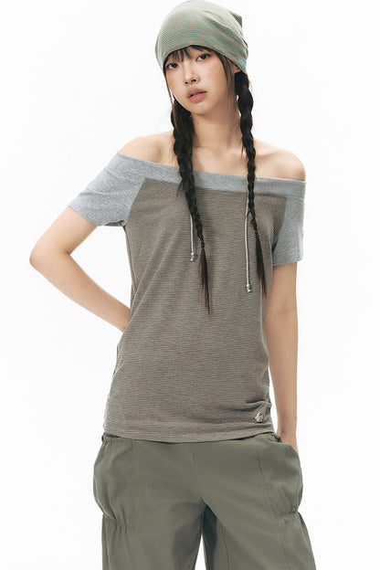 Schulterfreies gestreiftes Raglan-T-Shirt
