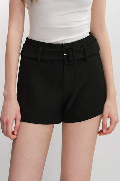 Shorts dritti a vita alta con cintura con fibbia quadrata