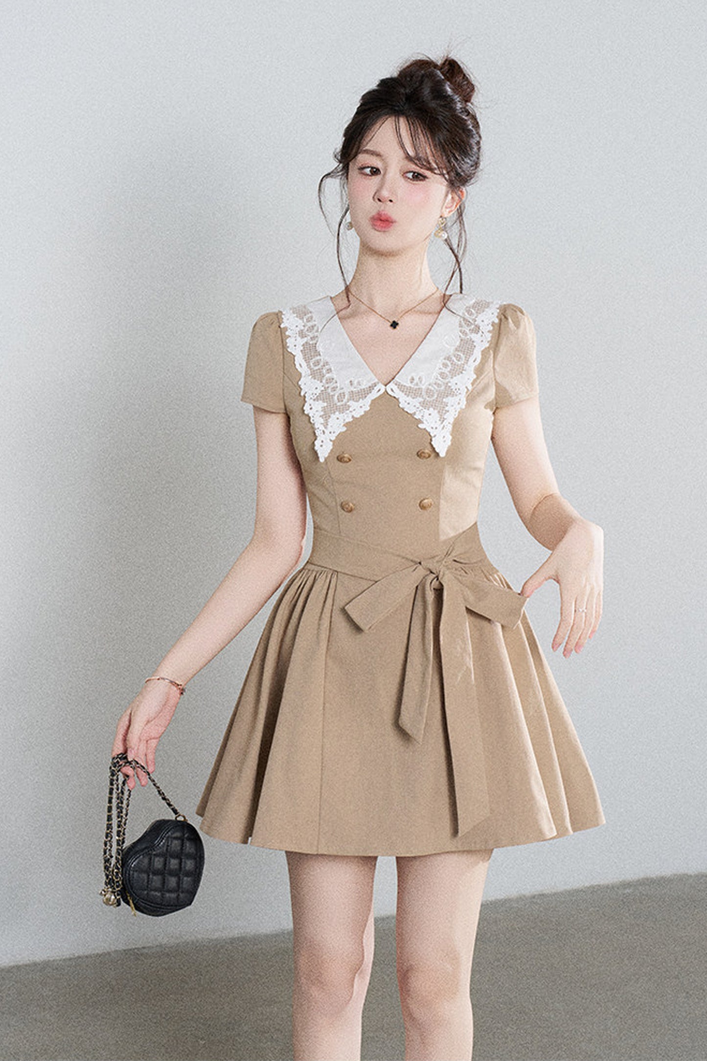 Spitzenkleid in A-Linie mit Bubikragen