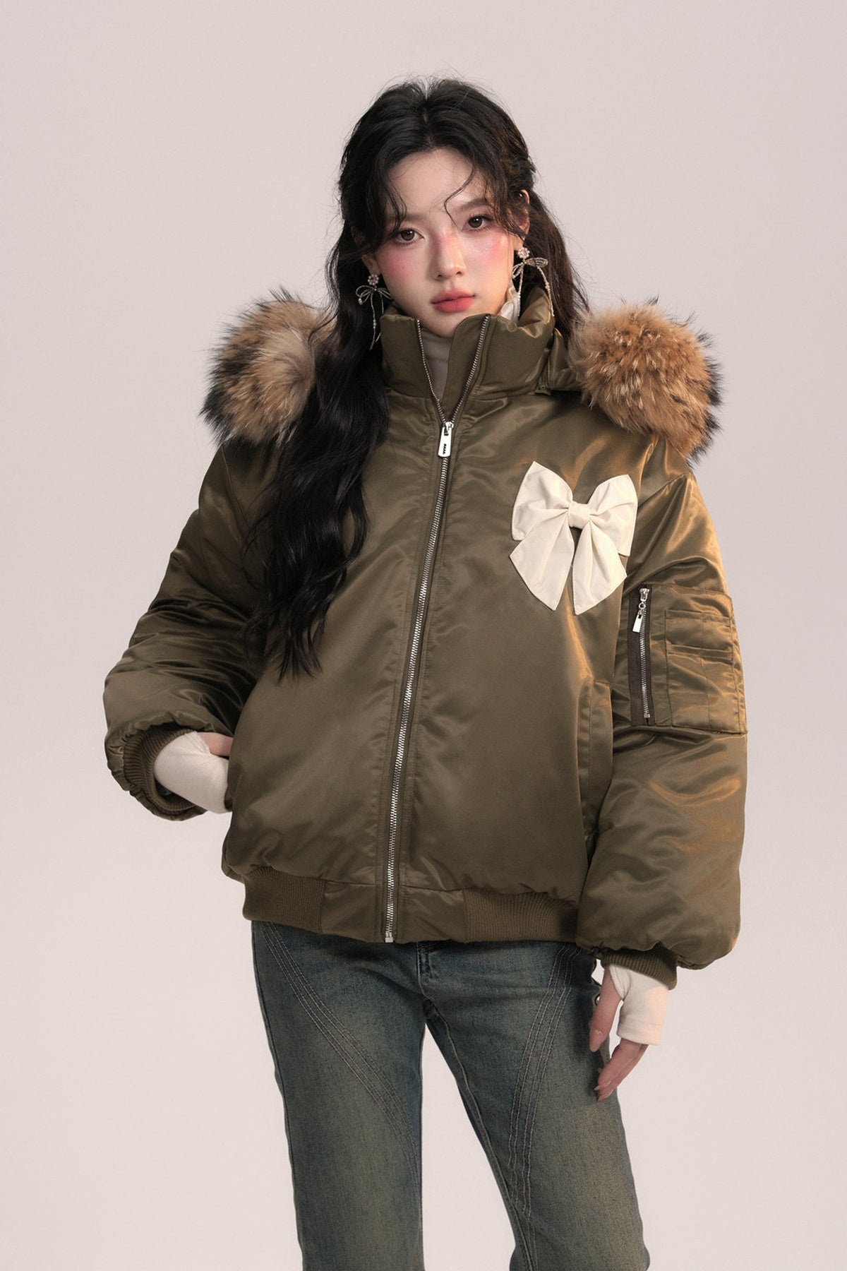 Chaqueta bomber con capucha de pelo y lazo