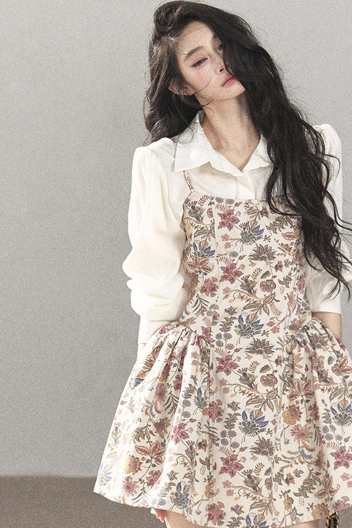 Ensemble robe à bretelles florale et chemise