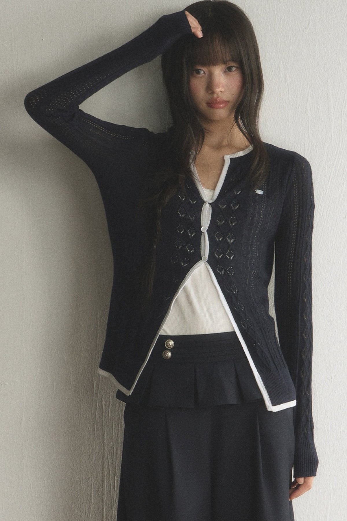Ensemble cardigan et pantalon en maille à découpes et bordures contrastées