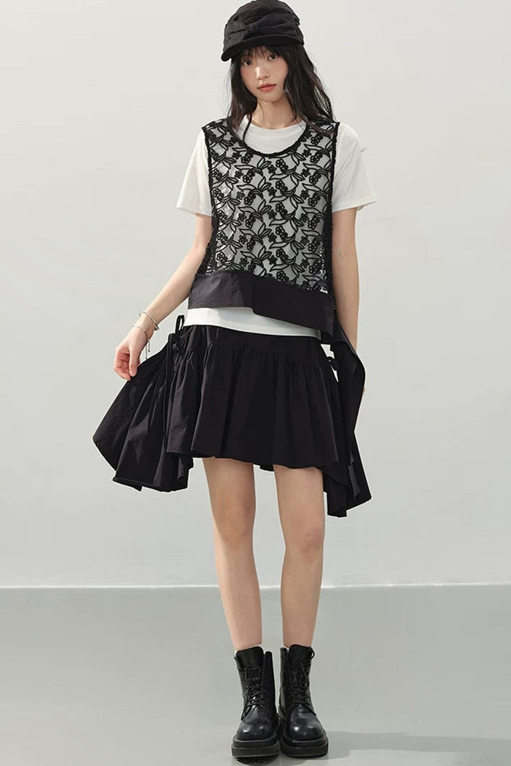 Gilet Nero Ricamato con Ritagli
