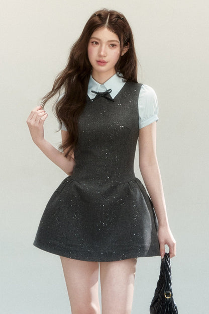 Graues ärmelloses Tank-Kleid und blaues Hemd-Set