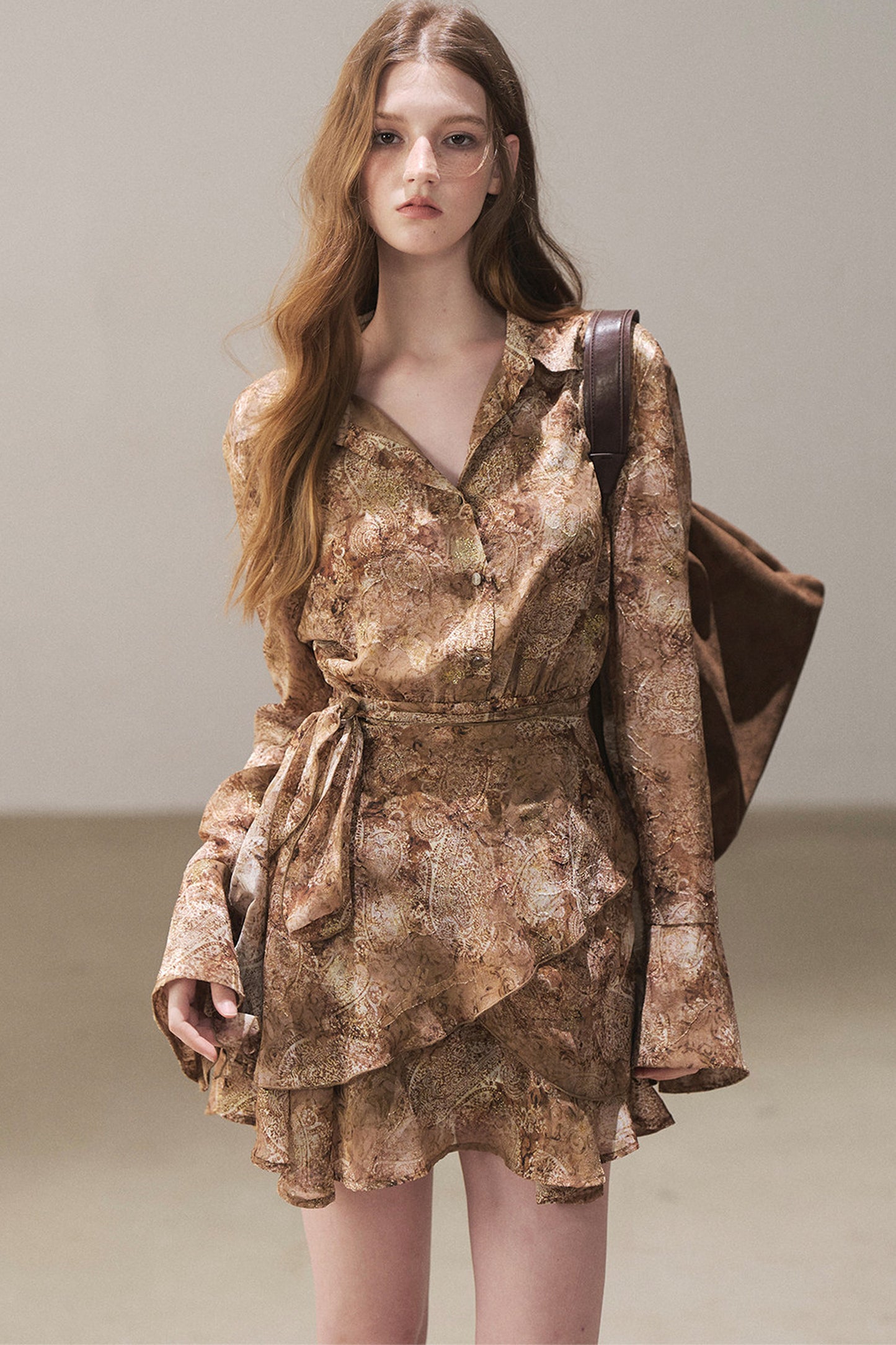 Kurzes Kleid mit Polokragen und Rüschen