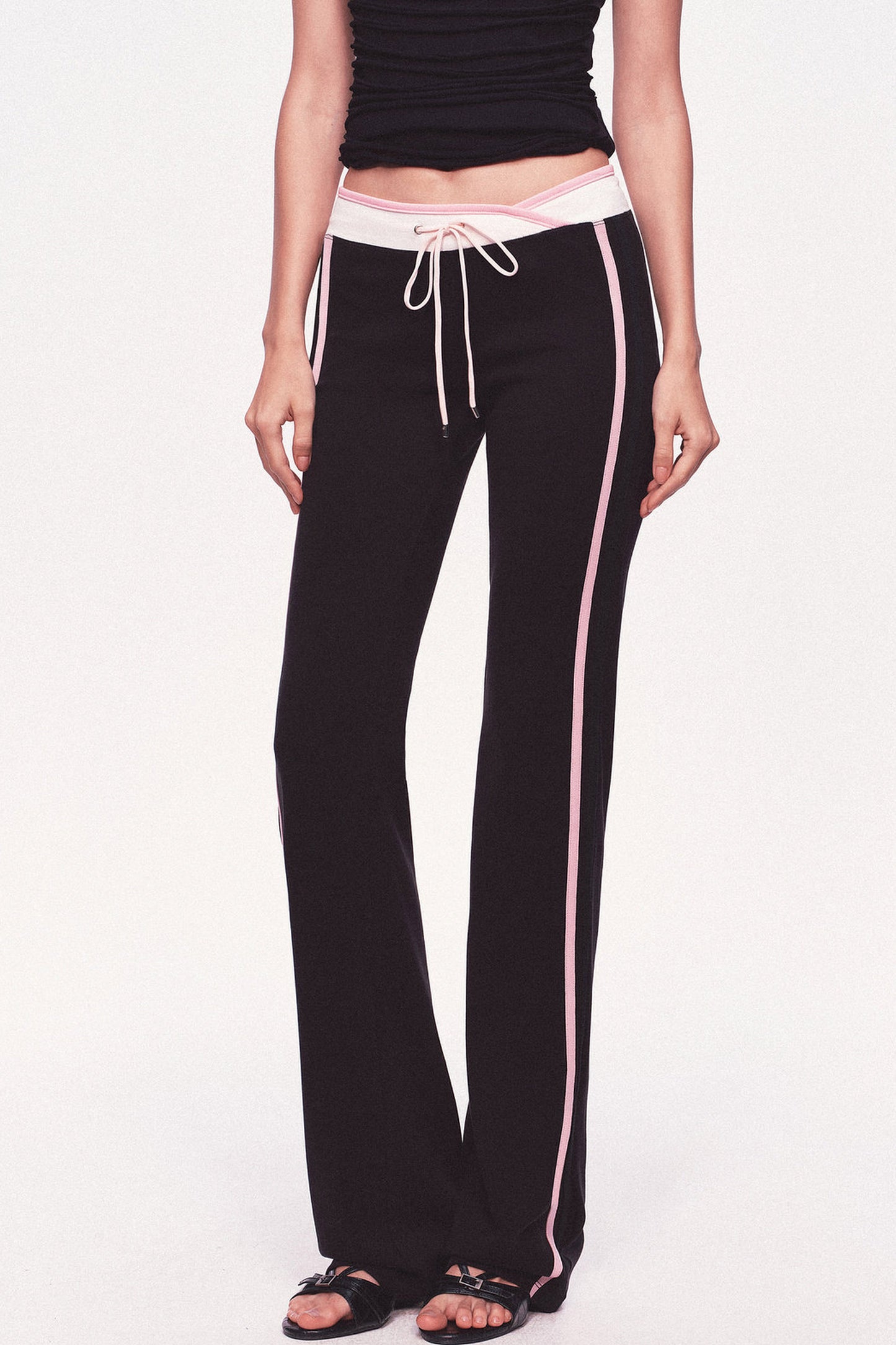 Pantaloni dritti a vita bassa con coulisse e doppia fascia in vita