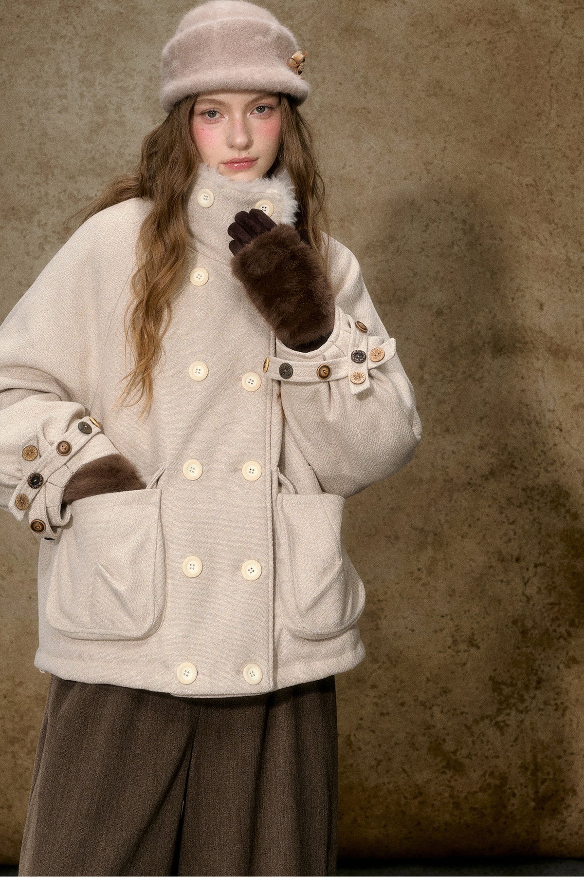 Kurze Daunenjacke mit Color-Blocking und Pelzkragen