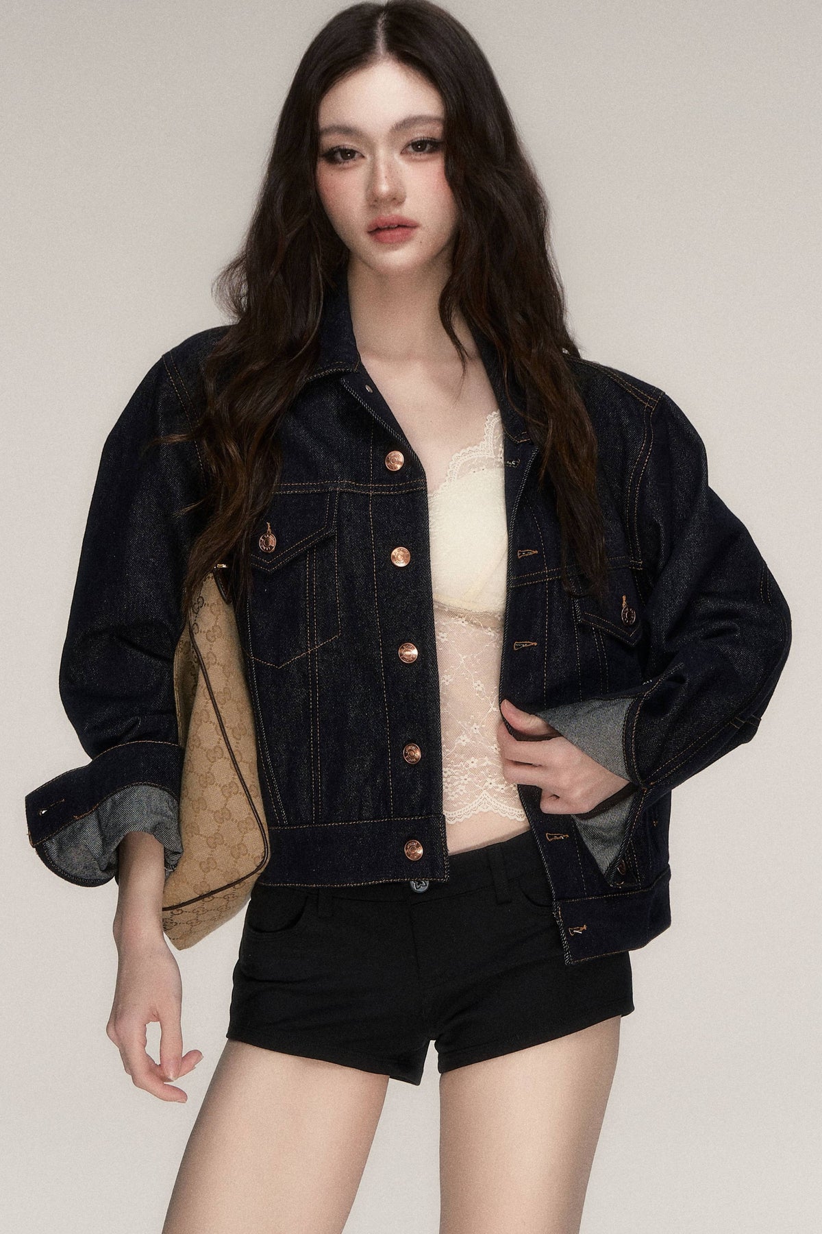 Klassische kurze Jeansjacke