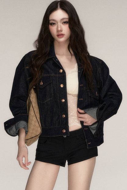 Klassische kurze Jeansjacke