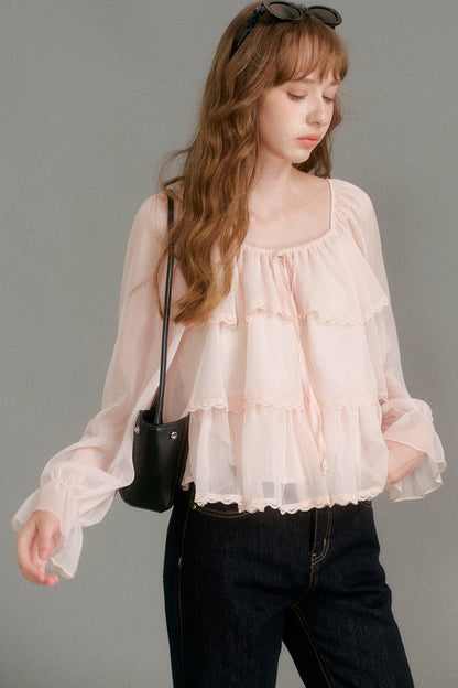 Blouse en mousseline à col carré et volants