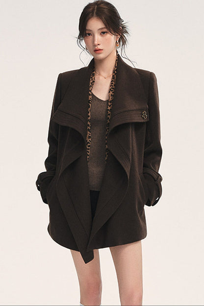 Asymmetrischer Wollmantel mit großem Revers und Bindegürtel