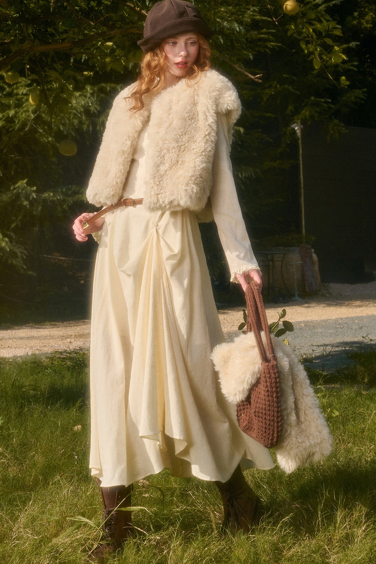 Langes Kleid mit Taillenschleife und Stickerei