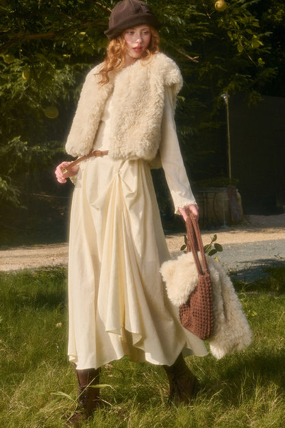 Langes Kleid mit Taillenschleife und Stickerei