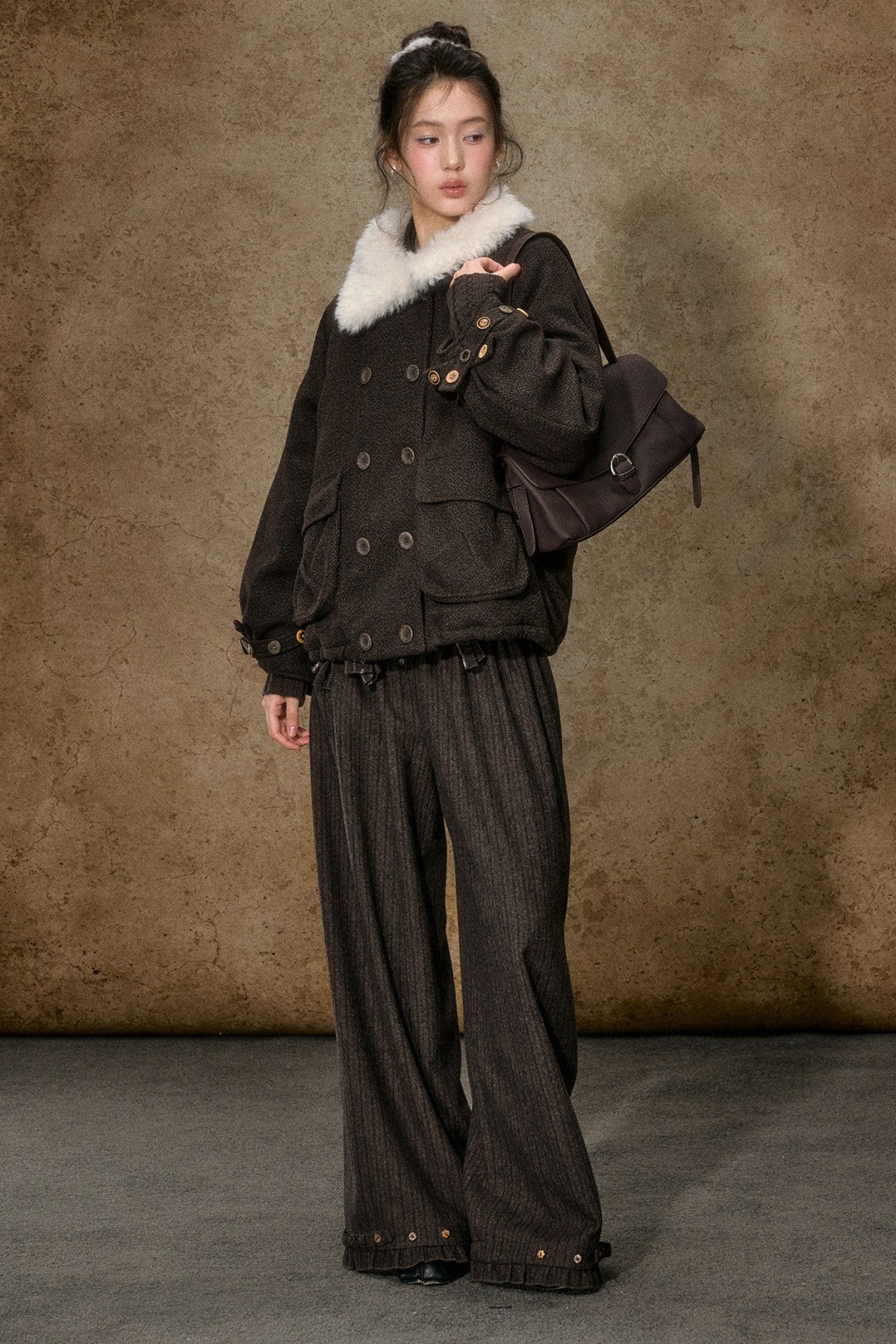 Kurze Daunenjacke mit Color-Blocking und Pelzkragen