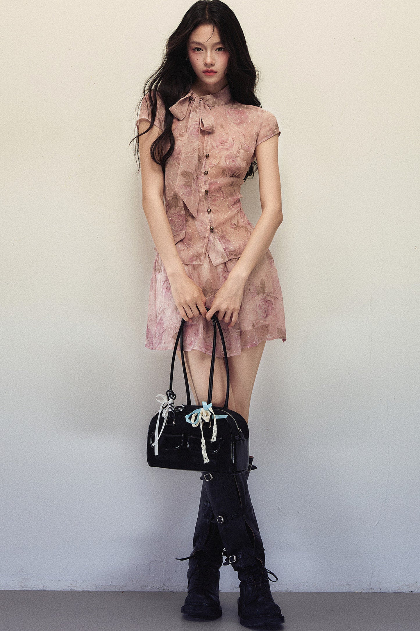 Set con blusa in tessuto velato a stampa rose e gonna a trapezio