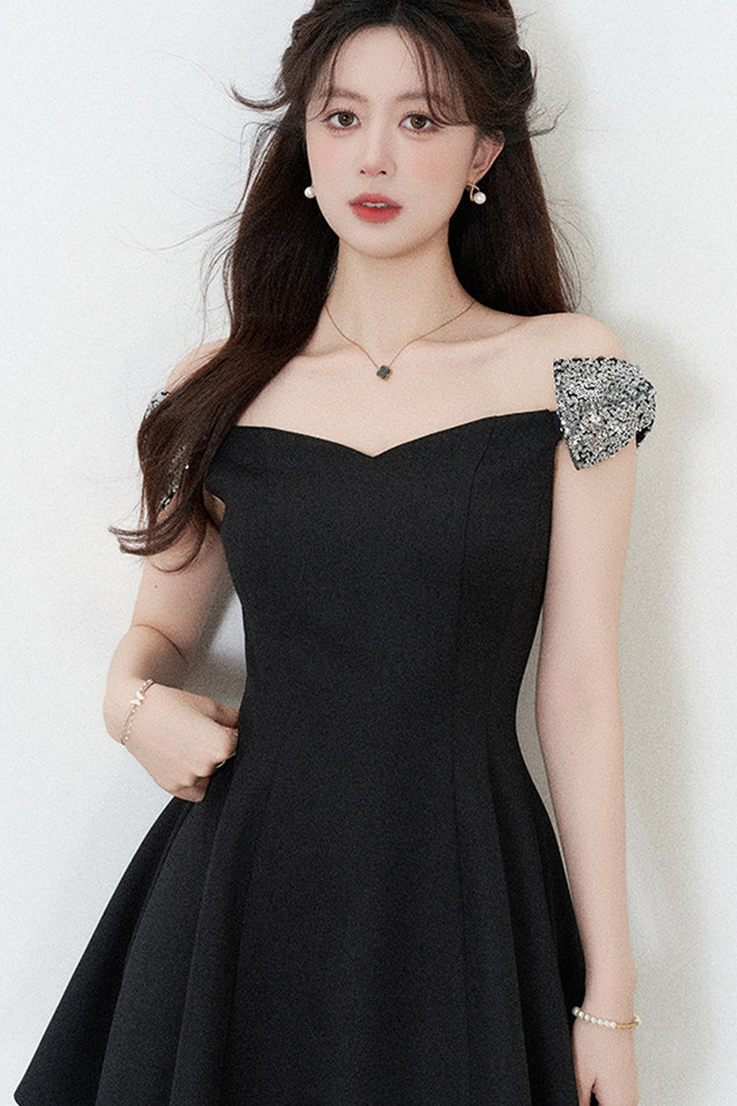 Schwarzes schulterfreies Kleid mit geraffter Taille