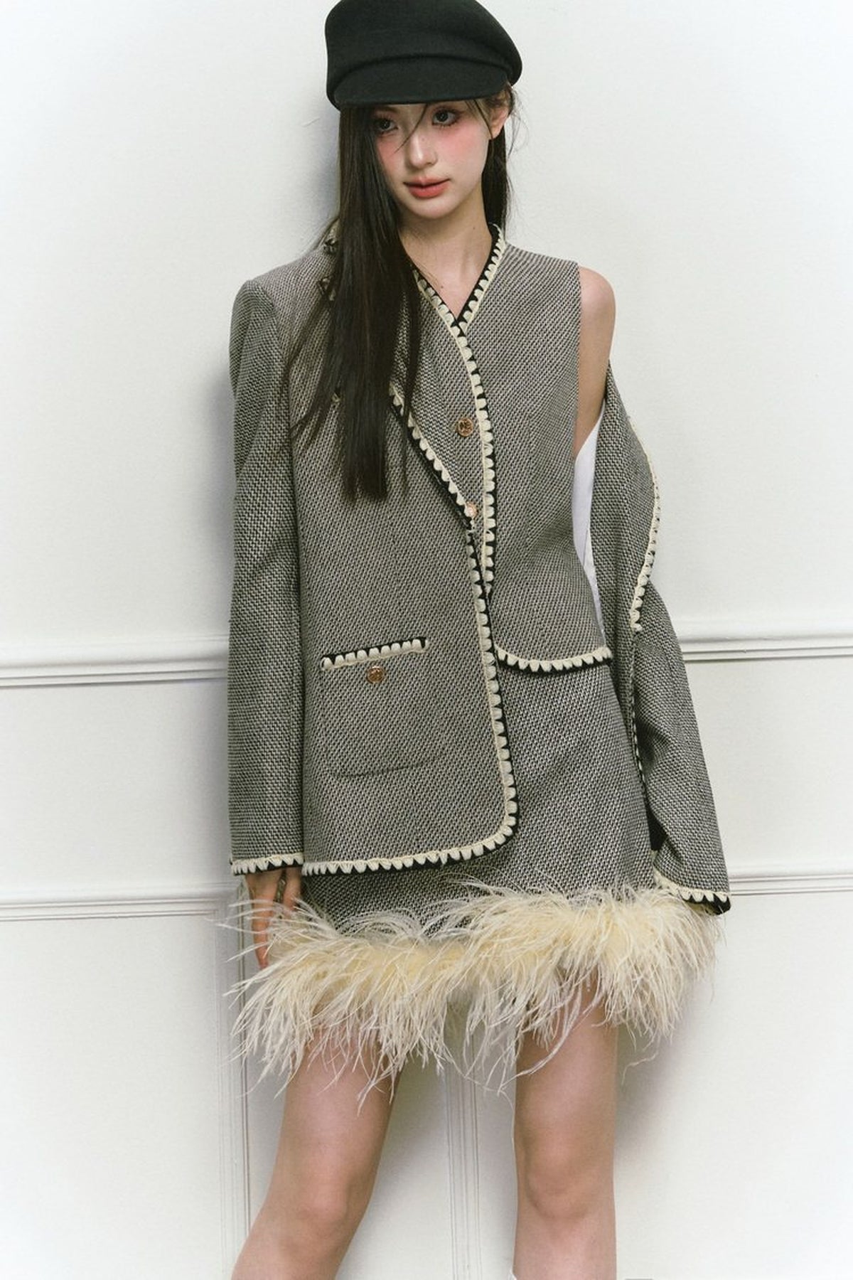 Completo con gilet stile blazer e gonna in lana con ricamo a conchiglia