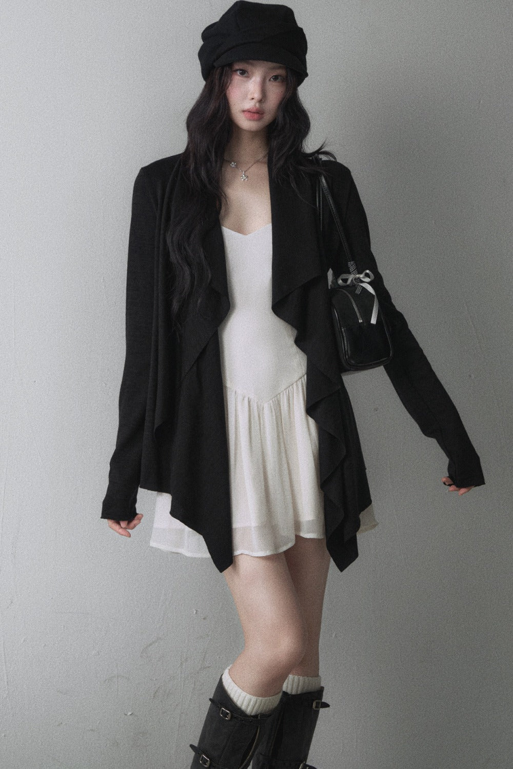 Asymmetrische Strickjacke mit gerüschtem Revers und langen Ärmeln