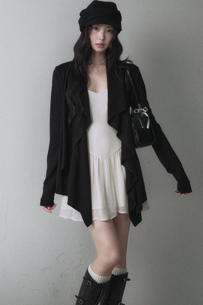 Asymmetrische Strickjacke mit gerüschtem Revers und langen Ärmeln