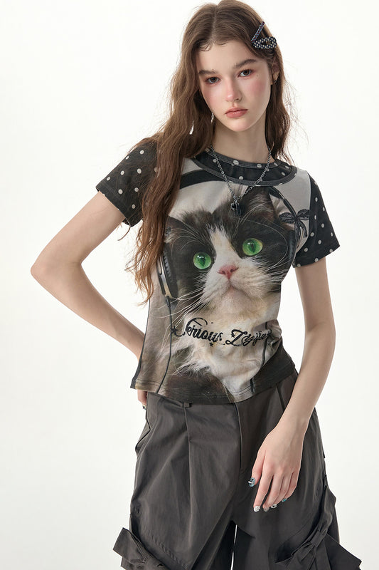 T-Shirt mit Katzenprint und Polka-Dots