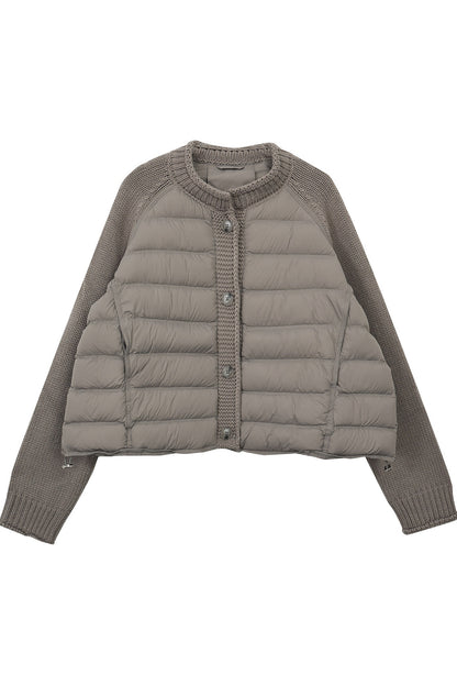 Kurze Daunenjacke mit Strickärmeln