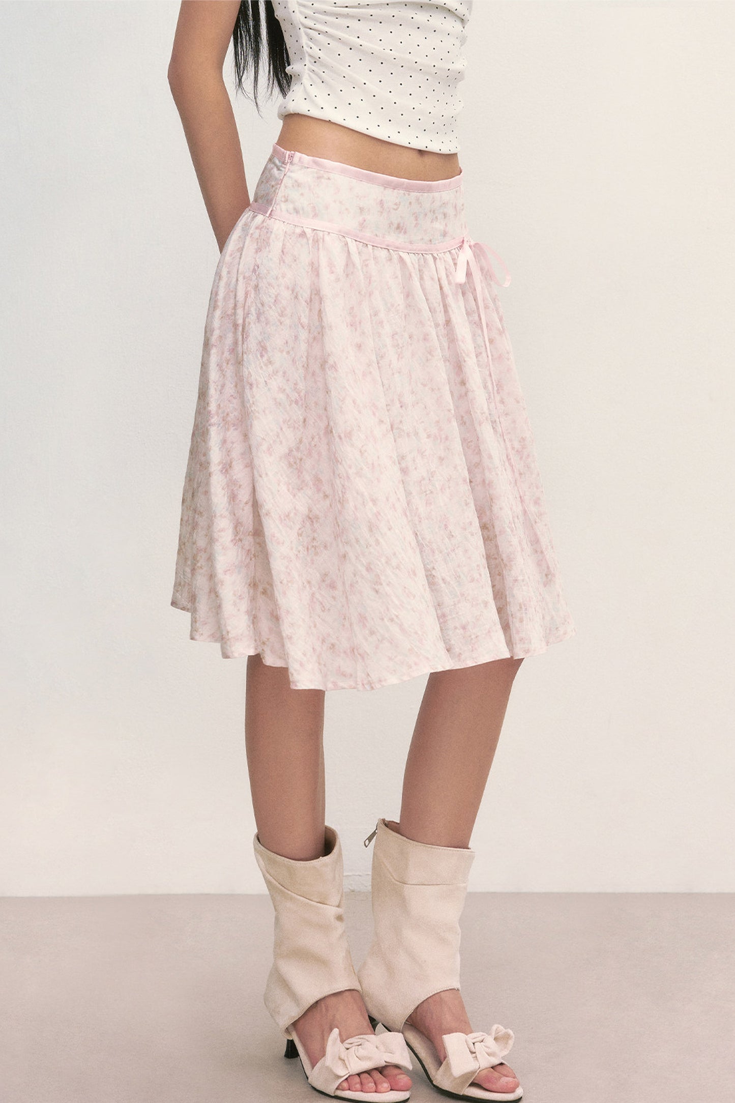 Falda midi de línea A rosa con estampado floral